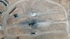 Следы пожара окружают то, что аналитики идентифицируют как радарную систему ракетной батареи С-300 российского производства, недалеко от авиабазы в Исфахане, Иран, 2 апреля 2024 года. 