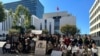 2月10日，參加悼念李文亮活動的異議人士在洛杉磯中領館門口合影。 (2024年2月10日，張木林洛杉磯拍攝。)