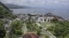 Vue aérienne de Mutsamudu, la capitale d'Anjouan aux Comores.