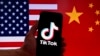 ARCHIVO - En esta ilustración fotográfica, el logotipo de la aplicación de redes sociales TikTok se muestra en la pantalla de un iPhone frente a un fondo de bandera de Estados Unidos y China en Washington, DC, el 16 de marzo de 2023.