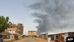 Moshi ukifuka katika eneo loliloko kusini mwa Khartoum tarehe 12 Juni 2023. 