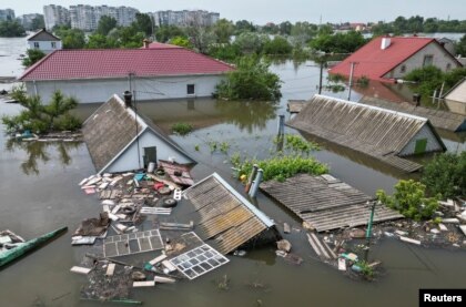 Poplavljene stambene zgrade nakon probijanja brane Kahovka u Hersonu, Ukrajina, 8. juna 2023.  