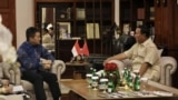 FILE - Duta Besar China untuk Indonesia Lu Kang (kiri) berbicara dengan Prabowo Subianto dalam kunjungannya ke kediaman Prabowo, 18 Februari 2024. (Courtesy: TKN Prabowo Gibran)