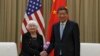 재닛 옐런 미국 재무장관(좌측)이 6일 중국 광저우시에서 리허펑 중국 부총리(우측)를 만나 악수하고 있다. (자료사진)