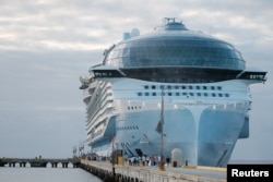 2024年2月6日，遊客抵達在墨西哥登上皇家加勒比公司旗下世界上最大的遊輪“海洋標誌號”(Icon of the Seas)。