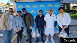 La Fundación Nicaragüense Americana (Funadec) entrega ayuda humanitaria a inmigrantes en Houston, Texas, diciembre de 2023. [Foto cortesía].