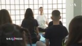 Các trường học ở Kosovo đưa yoga vào thời khóa biểu của học trò 