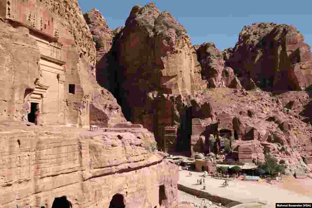 Kökeni Yunancada kayalar anlamına gelen &lsquo;petros&rsquo; kelimesinden gelen Petra, Nebati İmparatorluğu tarafından MÖ 400 ile MS 106 yıllarında inşa edildi.