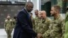 El secretario de Defensa de Estados Unidos, Lloyd Austin, estrecha la mano de militares ucranianos en Kiev, el 20 de noviembre de 2023. [La foto fue cedida a Reuters mediante un folleto por el Comandante en Jefe de las Fuerzas Armadas de Ucrania].