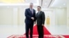 Trợ lý Ngoại trưởng Hoa Kỳ Daniel Kritenbrink và Thủ tướng Campuchia Hun Manet bắt tay nhau tại Phnom Penh, vào tháng 2 năm 2024.