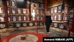 Spomen soba albanskim civilima ubijenim u selu Poklek (Foto: AFP/Armend NIMANI)