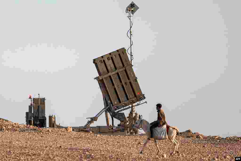Израелски противракетен одбранбен систем &bdquo;Железна купола&ldquo; во село кое не е признаено од израелските власти во јужната пустина Негев.