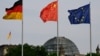 资料照：中国、德国和欧盟旗帜在德国柏林国会大厦外飘扬。