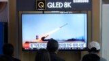 Tela de TV mostra uma imagem do lançamento do míssil da Coreia do Norte durante um programa de notícias na estação ferroviária de Seul, Coreia do Sul, 20 de abril de 2024.