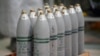 Каністри з іпритом, які є частиною запасів хімічної зброї Сполучених Штатів, чекають на знищення на хімічному складі армії США у четвер, 8 червня 2023 року, у Пуебло, штат Колорадо. (AP Photo/Давид Залубовський)