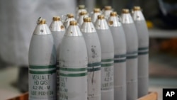 Tabung gas mustard, yang merupakan bagian dari persediaan senjata kimia Amerika Serikat, menunggu untuk dimusnahkan di Depot Kimia Angkatan Darat AS di Pueblo, Colorado Kamis, 8 Juni 2023. (Foto AP/David Zalubowski) 