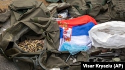 ARHIVA - Srpska zastava, oružje i municija zaplenjeni tokom operacije kosovske policije u selu Banjska, 25. septembra 2023. (Foto: AP/Visar Kryeziu) 