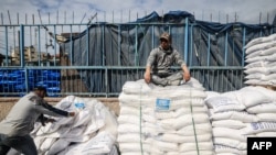 资料照片：在加沙地带南部的拉法，联合国近东救济工程处中心一名发送救济物资的工作人员在稍事休息。(2024年1月28日)