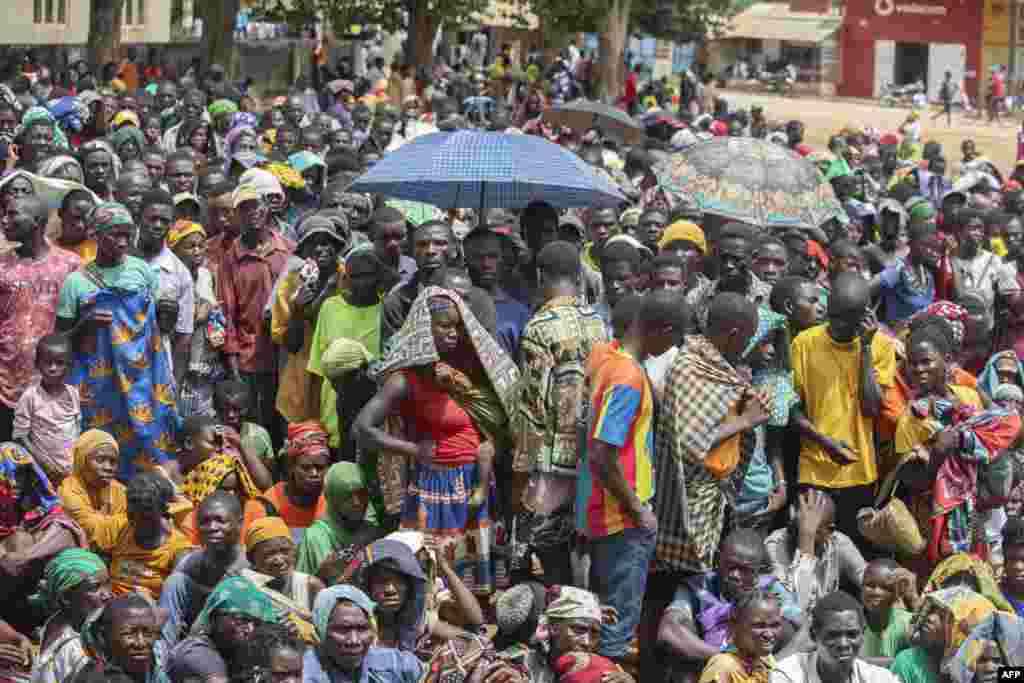 Deslocados da província de Cabo Delgado reúnem-se para receber ajuda humanitária do Programa Alimentar Mundial (PAM) na Escola Tribuna 21 de abril, na vila de Namapa, distrito de Erati, em Nampula, Moçambique, a 27 de fevereiro de 2024 