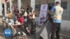 Des coiffeurs de la bande de Gaza rasent gratuitement les Palestiniens déplacés