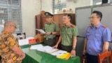 Công an Quảng Ngãi đọc lệnh bắt giam ông Lê Quốc Hùng, ngày 12/4/2024. Công an.