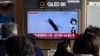 Ljudi prate TV program, emisiju vesti i izveštaj o severnokorejskom lansiranju rakete na železničkoj stanici u Seulu, Severna Koreja, 14. februara 2024.