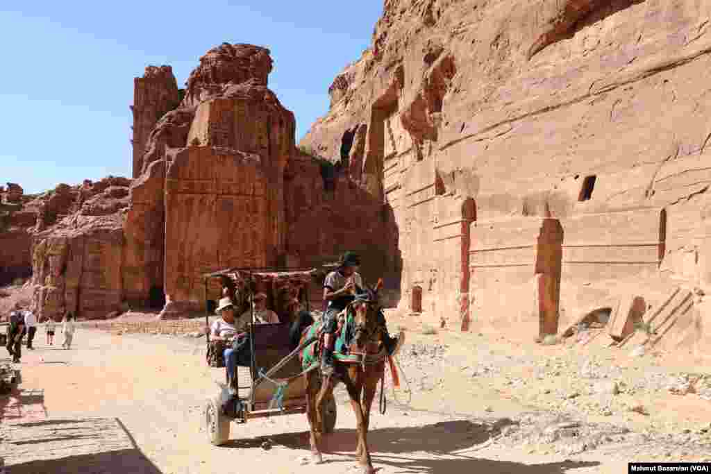 Göçebe bir Arap kabilesi Nebatiler tarafından kumtaşı kayalıklarına kurulan Petra, ticaret sayesinde çok zengin ve kalabalık bir şehir halini aldı. Roma&#39;nın hakimiyetine geçen Petra, ticaret yollarındaki değişiklik ve yıkıcı depremler nedeniyle önemini yitirdi.