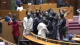 Polisi wavambia bunge la Senegal na kuwaondoa wabunge wa upinzani. 