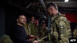 Президент Украины Владимир Зеленский (слева), награждающий украинского военнослужащего в Донецкой области Украины. (ПРЕСС-СЛУЖБА ПРЕЗИДЕНТА УКРАИНЫ)