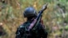រូបឯកសារ៖ ទាហានម្នាក់នៃក្រុម Karen National Liberation Army ស្ពាយគ្រាប់កាំភ្លើងផ្លោង RPG នៅមូលដ្ឋានទ័ពមួយនៅមីយ៉ាន់ម៉ានៅខាងក្រៅទីក្រុង Myawaddy ជាប់ព្រំដែនជាមួយប្រទេសថៃ កាលពីថ្ងៃទី១៥ ខែមេសា ឆ្នាំ២០២៤។ (Reuters)