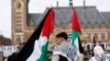 8일 네덜란드 헤이그 평화궁 앞에서 팔레스타인 지지자들이 시위를 벌이고 있다.