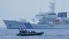 在美國、日本和菲律賓三邊海岸防衛隊演習期間，一艘菲律賓海警的硬底橡皮艇經過日本海上保安廳的“秋津洲”號。 （2023年6月6日）