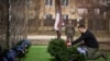 Владимир Зеленский возлагает цветы к памятнику погибшим мирным жителям Бучи. 31 марта 2024 г. 