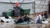 10일 러시아 오렌부르크주에서 홍수가 발생한 가운데 사람들이 보트를 타고 피신 중이다.