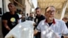 加沙地带南部的拉法，人们抬着一名在以色列空袭中丧生的世界中央厨房员工的遗体。（2024年4月3日）