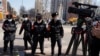 中国警察阻止记者在河北省廊坊三河市燕郊镇的爆炸现场进行直播。（2024年3月13日）