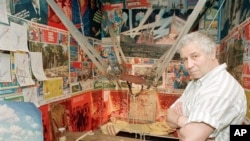 Илья Кабаков у своей инсталляции ««Человек, улетевший в космос из своей комнаты». Нью-Йорк, 1988 г.
Credits: AP 