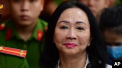 越南女首富张美兰在胡志明市一家法庭出庭。 （2024年4月11日）