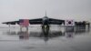 한국 청주 공군기지에 착륙한 미 공군 B-52H 전략폭격기가 앞에 미한 양국 국기가 세워져있다. (자료사진)