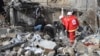 لبنان میں ایک طبی مرکز پر اسرائیلی فضائی حملے کے بعد امدادی عملہ ملبے میں سے زخمیوں اور ہلاک ہونے والوں کو تلاش کر رہا ہے۔ 27 مارچ 2024