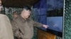 Pemimpin Korea Utara Kim Jong Un mengamati latihan serangan balik nuklir secara virtual dengan unit "artileri roket" yang besar, di lokasi yang dirahasiakan di Korea Utara. (Foto: KCNA via KNS/AFP)
