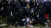 California တက္ကသိုလ်က ဂါဇာစစ်ဆန့်ကျင်ရေး ဆန္ဒပြကျောင်းသားတွေကို ရဲတပ်ဖွဲ့ ဖယ်ရှားဖမ်းဆီးနေစဉ် (မေ ၂၊ ၂၀၂၄)