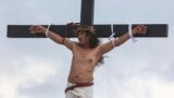 Ông Ruben Enaje được đóng đinh trên cây thánh giá khi tái hiện những đau khổ của Chúa Giêsu như trong nghi lễ Thứ Sáu Tốt lành ở San Pedro Cutud, phía bắc Manila, Philippines, hôm 29/3.