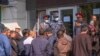 Граждане Таджикистана, желающие вернуться на работу в Россию (архивное фото)