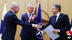 (FILE) Menteri Luar Negeri Finlandia Pekka Haavisto, berjabat tangan dengan Menteri Luar Negeri AS Antony Blinken di markas besar NATO di Brussels.