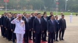 Chủ tịch Trung Quốc, Tập Cận Bình, đặt vòng hoa viếng tại lăng chủ tịch Hồ Chí Minh của Việt Nam.