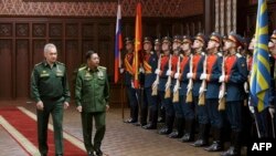 ရုရှားနိုင်ငံ ကာကွယ်ရေးဝန်ကြီး Sergei Shoigu နဲ့ အတူတွေ့ရတဲ့ စစ်ကောင်စီခေါင်းဆောင် (ဇွန် ၂၂၊ ၂၀၂၁)