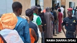 Senegalese voters line up in Dakar's Grand Medine neighborhood, during presidential elections, March 24, 2024. Photo VOA NAMA DIARRA 