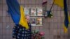 Oleksandr Turovskyi, padre de Sviatoslav Turovskyi, uno de los hombres asesinados supuestamente por las fuerzas rusas cerca del edificio en la calle Yablunska, llevó flores frescas al lugar donde fue abandonado el cuerpo de su hijo, en Bucha, Ucrania.<br />
Según el gobierno ucraniano, la matanza en Bucha fue lo que los soldados rusos llamaron en conversaciones telefónicas interceptadas &quot;zachistka&quot;, o limpieza, y se produjo cuando buscaron puerta por puerta a personas cuyos nombres estaban en listas preparadas por los servicios de inteligencia rusos, que las identificaban como amenazas potenciales.<br />
Aquellas que no pasaban esta filtración, incluidos combatientes voluntarios y civiles sospechosos de ayudar a las tropas ucranianas, fueron torturadas y ejecutadas, según muestran videos de vigilancia, interceptaciones de audio y entrevistas reveladas por el gobierno ucraniano.