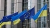 资料照片：在俄罗斯入侵一周年之际，乌克兰旗帜飘扬在位于比利时首都布鲁塞尔的欧洲议会大厦前。(2023年2月24日)